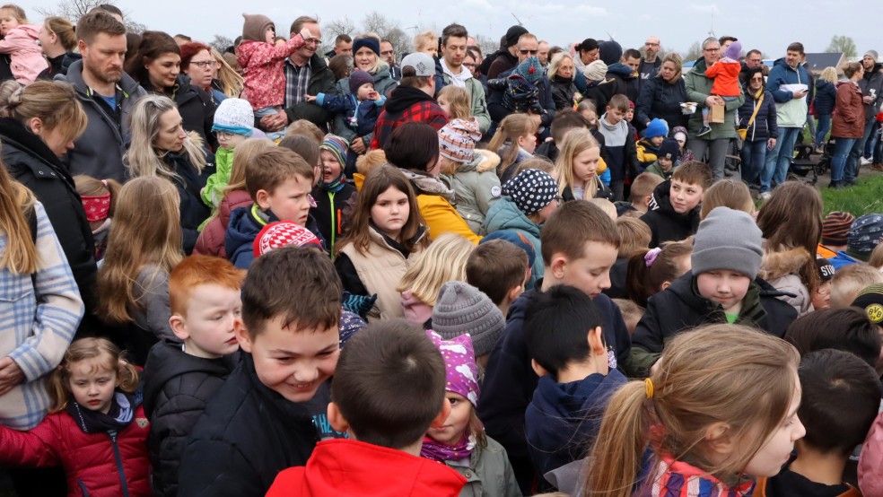Mehr als 150 Kinder gingen auf dem großen Feld auf die Suche nach dem goldenen Ei. © Ammermann