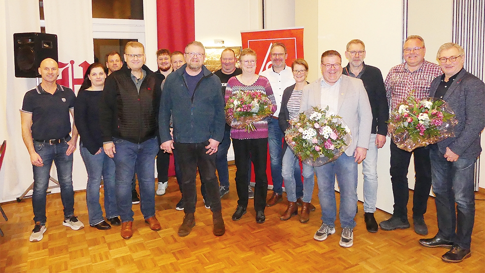 Thomas Gelder (Vierter von rechts) wurde in seinem Amt als Erster Bevollmächtigter der IG Metall Leer-Papenburg bestätigt. Unser Foto zeigt den Bunder zusammen mit den Mitgliedern des Ortsvorstandes.  © Foto: IG Metall