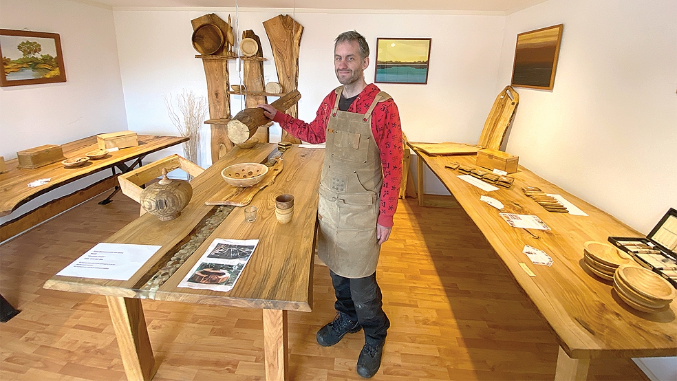 Mit Holzarbeiten beteiligte sich in Winschoten Thomas de Man zum ersten Mal an der jährlichen Kunstroute und öffnete sein Atelier mit Showroom dabei für Besucher.  © Kuper