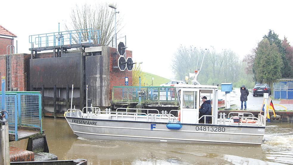 Die Friesenfähre fährt in die Schleuse in Weener ein.  © Foto: Hoegen