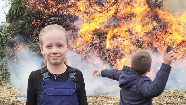 Spaß am Osterfeuer und die Jagd nach dem goldenen Ei