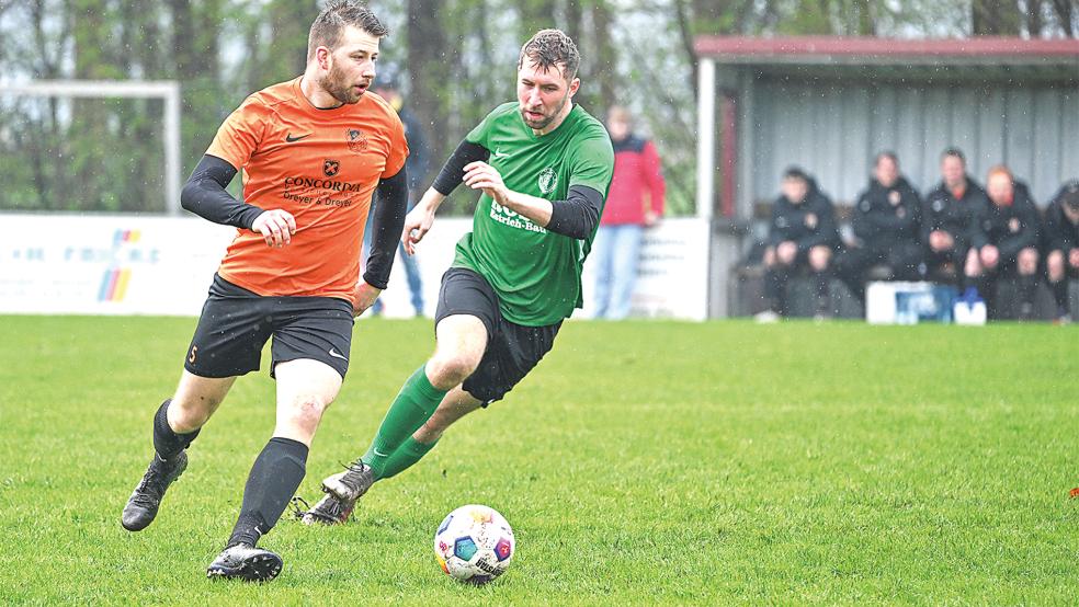 Frank Schulte (links) und der SV Wymeer-Boen feierten ein Schützenfest gegen den in Grün gekleideten FC Frisia Völlenerkönigsfehn.  © Foto: Bruins