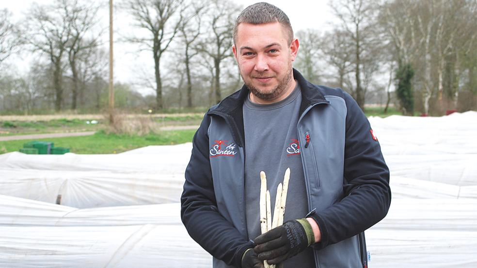 Daniel Santen mit Spargelstangen frisch vom Feld.  © Foto: Hoegen