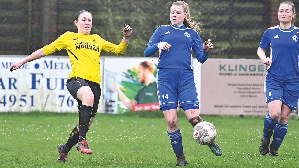 Möhlenwarf und Marie Smid (rechts) kämpften auf schwierigem Geläuf vergeblich um Punkte gegen den TuS Hinte.  © Foto: Bruins