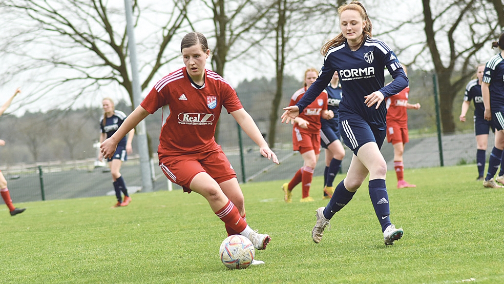 Alina Murra (am Ball) sorgte mit ihrem Tor für den Sieg des SV TiMoNo beim FC Geestland.  © Foto: Koppelkamm