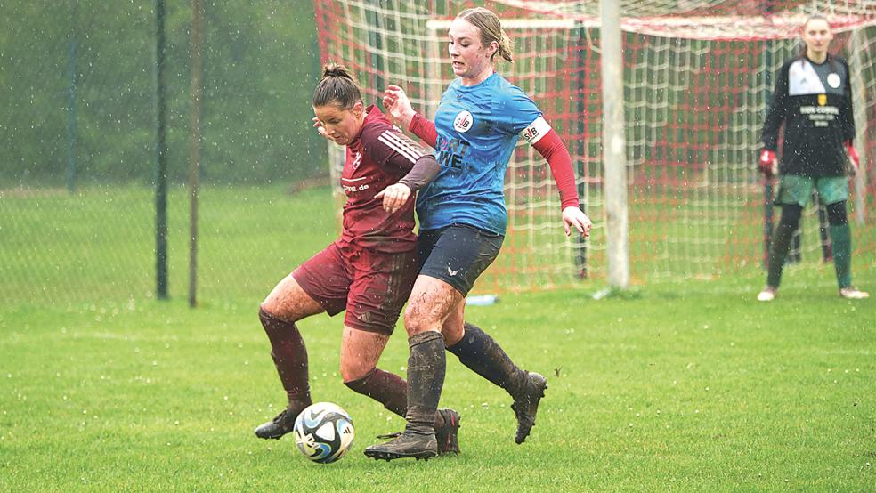 Neele Geyken (rotes Trikot) holte gegen den SV Brake kurz vor der Pause einen Strafstoß heraus. Gegen Neuscharrel/Altenoythe hatte sie zudem ein Tor erzielt.  © Foto: Zuidema