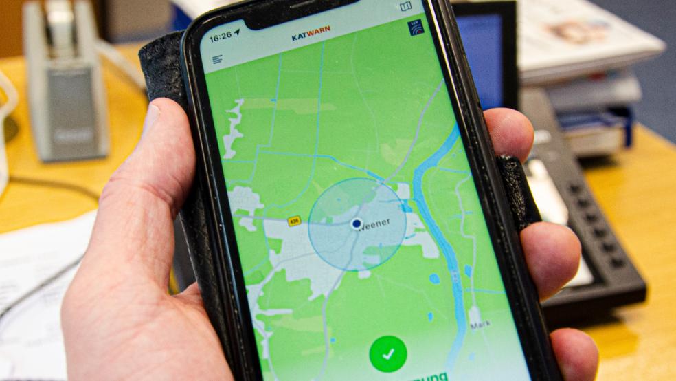 Die Alarmierungs-App "KatWarn" wird am 11. April wieder in ganz Ostfriesland getestet. © Hanken