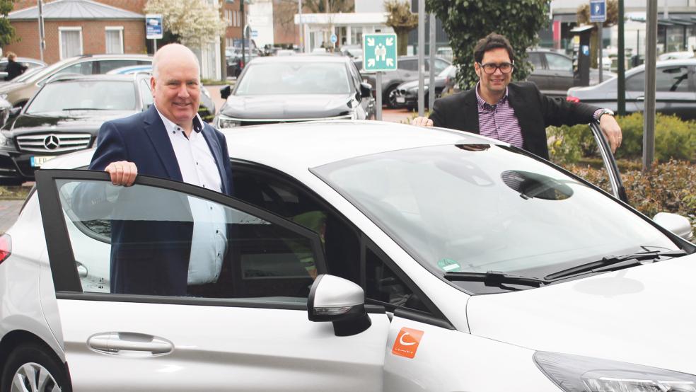 Bürgermeister Claus-Peter Horst (links) und Fleming Erdwiens (cambio) eröffnen den neuen Standort in Leer.  © Foto: cambio