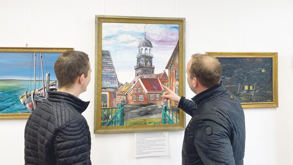 Der Turm der reformierten Kirche war auch für die Nicht-Rheiderländer Andre Tammen (links) und Stefan Duin schnell als Motiv aus Jemgum zu erkennen.  © Foto: Kuper