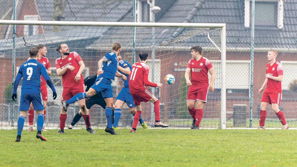 Trotz des Tores durch Benjamin Lüdemann (zweites blaues Trikot von links) gegen die SG Ems-Dollart, musste sich der TuS Holthusen letztlich mit 1:2 geschlagen geben.  © Foto: Jungeblut