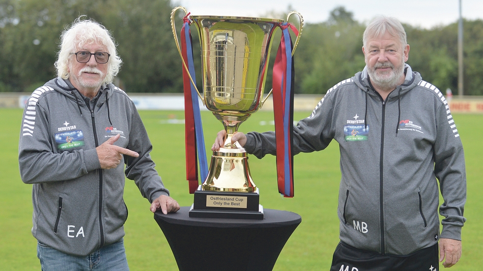 Die Turnier-Organisatoren des Ostfriesland-Cups, Ewald Adden (links) und Manfred Bloem, mit dem Pokal.  © Foto: Born