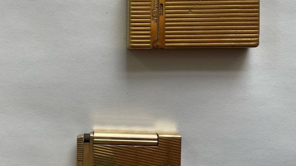 Der Eigentümer dieser Feuerzeuge der Marke "Dupont" wird gesucht. © Foto: Polizei