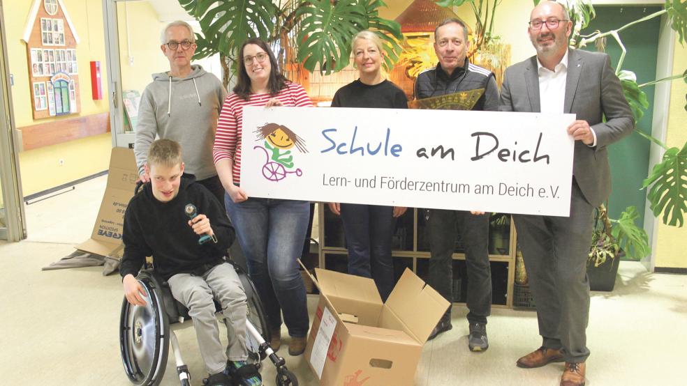 Freuen sich auf die neue vorübergehende Heimat: Thomas Hügle (Schüler, von links), Frank Simmat (Pädagogische Fachkraft), Tabea Simon (Schulleiterin), Sylke Harjes (Pädagogische Fachkraft), Karsten Knaak (Förderschullehrer), Hermann Groenhagen (Vorstandsvorsitzender Lern- und Förderzentrum am Deich e.V.).  © Foto: Busemann