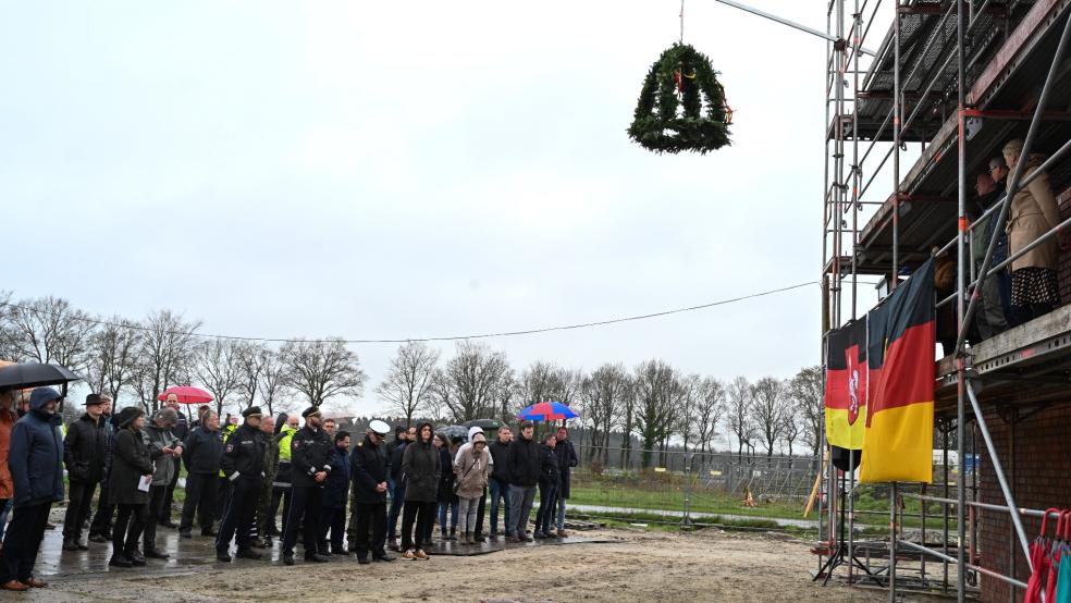 In Wittmundhafen hat das Richtfest für die neue Waffenkammer und das Wachgebäude stattgefunden. © Penning/dpa