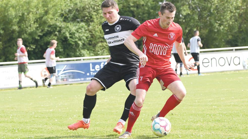 Bessere Zeiten: In der vergangenen Saison im Mai und im August in der aktuellen Spielzeit traten Waldemar Schott (links) und der VfB Germania beim TV Bunde an. Im Mai spielen Daniel Hoppen (rechts) im Ottermeer-Stadion in Wiesmoor wieder gegeneinander.  © Foto: Bruins