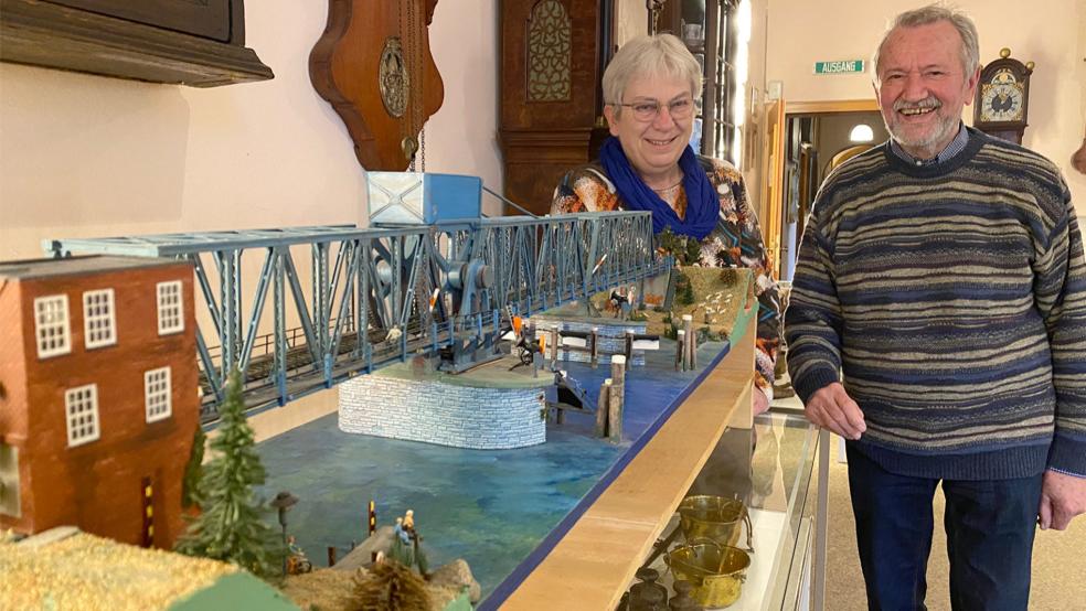 Nach historischem Vorbild und voll funktionsfähig: Hans Weber hat die Friesenbrücke, wie sie von 1926 bis zur schicksalhaften Schiffshavarie in 2015 bestand, nachgebaut. Das Modell übergab er nun an Margarethe von Glan-Hesse, Leiterin des Heimatmuseums und Vorsitzende des Heimatvereins. © Hanken