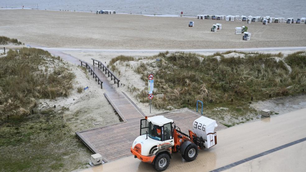 In Norddeich stehen die ersten Strandkörbe am Wasser. © Foto: Penning/dpa
