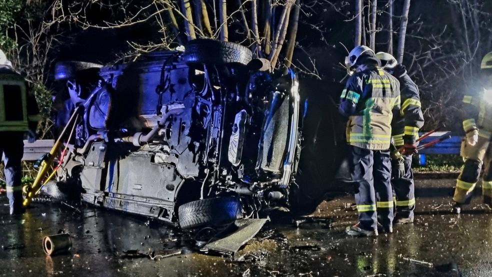 Der Audi kam auf der Seite zum Liegen. © Foto: Feuerwehr