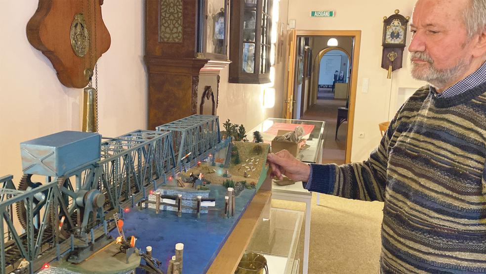 Klappen per Knopfdruck: Hans Weber öffnet das Klappteil seines Friesenbrücken-Modells, das nun im Heimatmuseum steht. Der Bau dauerte rund zwei Jahre - und damit genau so lange wie der des großen Vorbilds von 1951.  © Fotos: Hanken