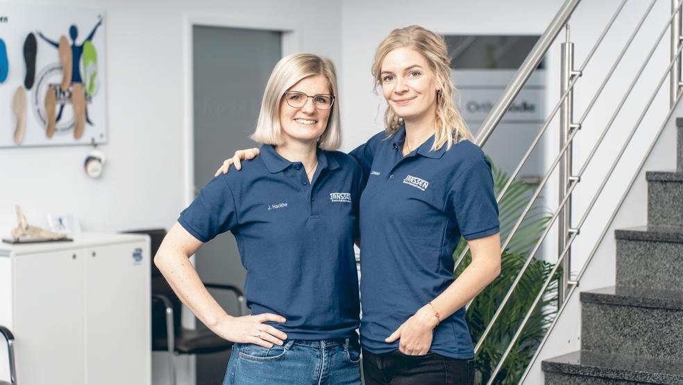 Sie sind ein gutes Beispiel dafür, wie man Familie und Selbstständigkeit unter einen Hut bekommt: Jenny Hackhe (links) und Merle Janssen.  © Foto: Sanitätshaus Janssen