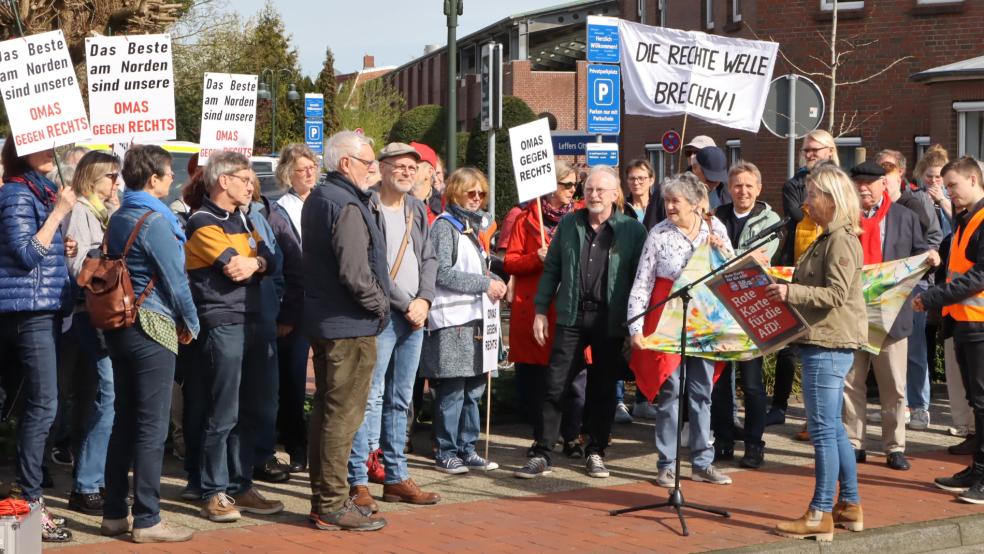 Etwa 140 Menschen demonstrierten vor dem Cityhaus gegen den dort stattfindenden AfD-Kreisparteitag in Leer.  © Foto: Ammermann