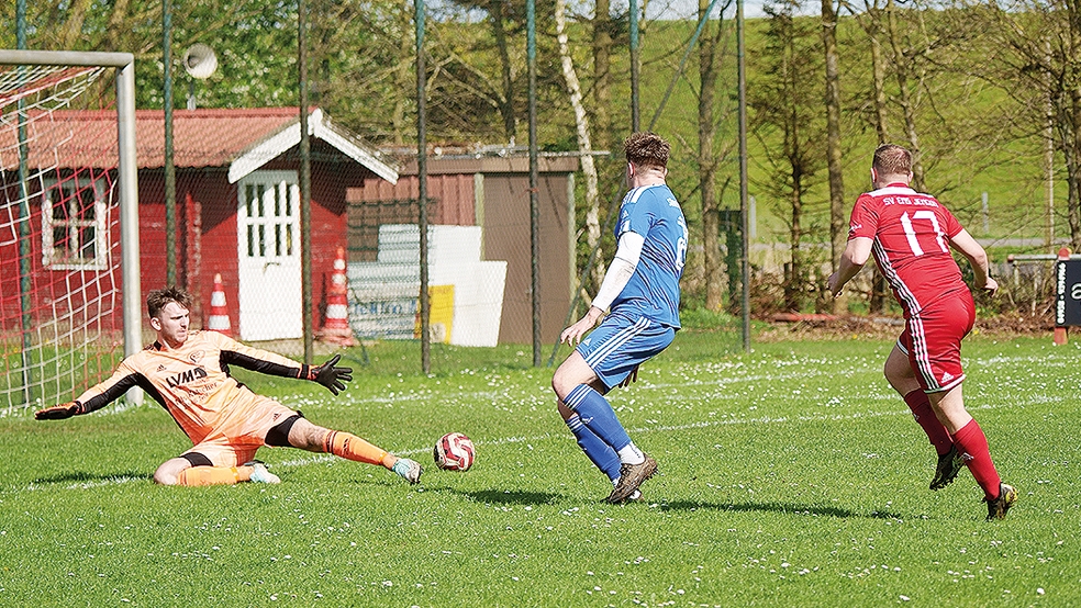 Jemgums Ole Nitters (rechts) schiebt in dieser Szene den Ball zum 1:1 an Süderneulands Keeper Jesse Jenssen vorbei ins Netz.  © Foto: Zuidema