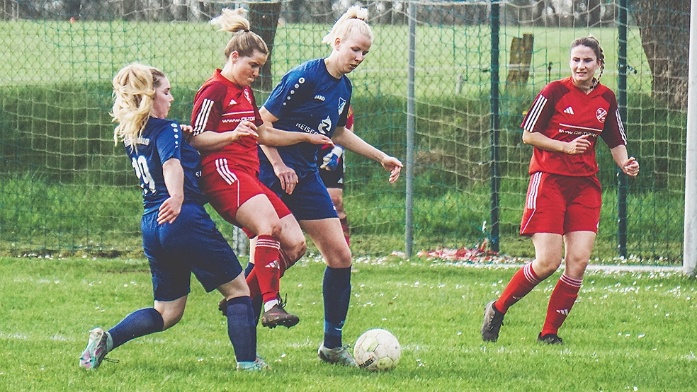 Neele Geyken (rotes Trikot, links) erzielte zwei Tore des SV Ems gegen Frisia Brinkum.  © Foto: SV Ems Damen
