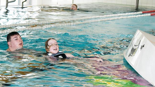 Optimisten-Jolle im Hallenbad