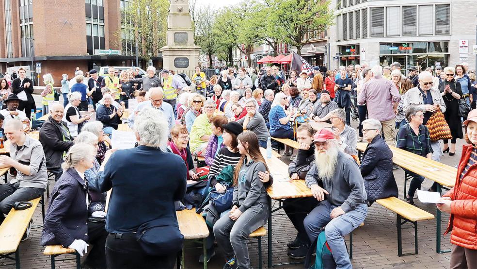 300 Menschen machten sich für die Vielfalt und Demokratie stark.  © Foto: Ammermann