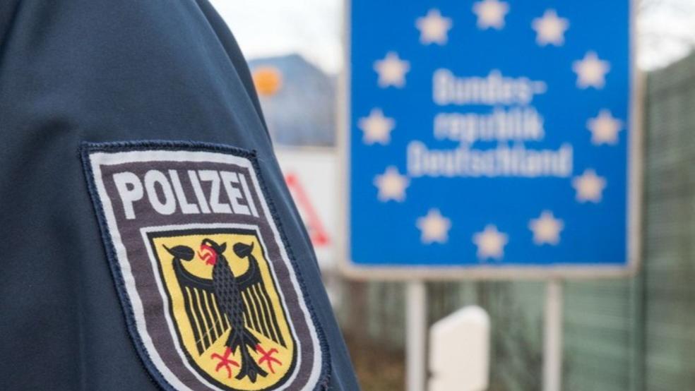 Bei einer Grenzkontrolle in einem Bus in Bunde stießen Bundespolizisten auf eine per Haftbefehl gesuchte Frau. © Bundespolizei