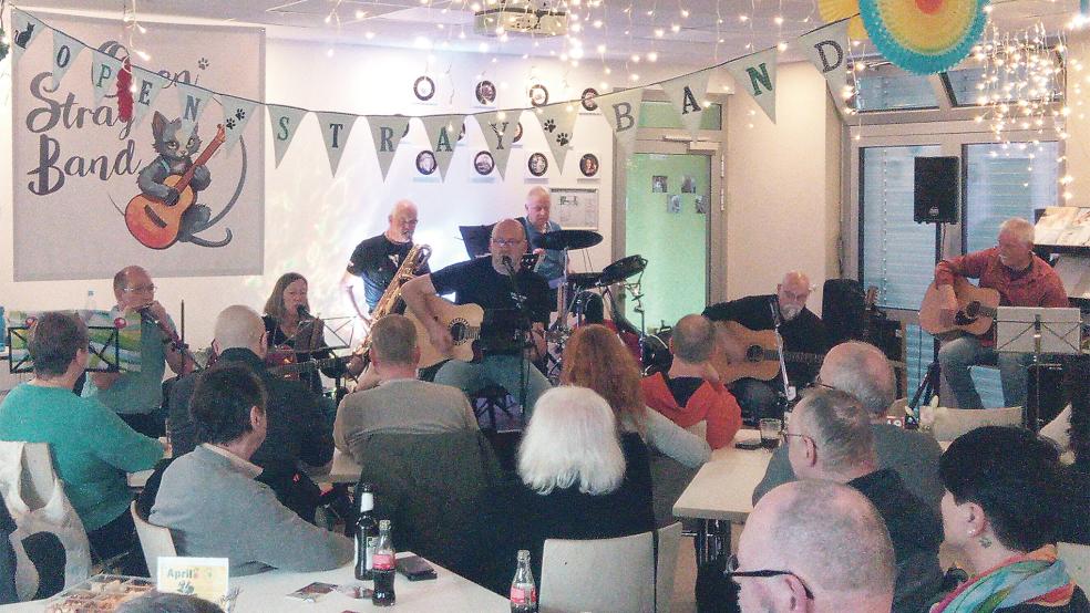 Mit Klassikern der 1960er und 1970er Jahre unterhielt die »Open Stray Band« ihr Publikum im Familienzentrum.  © Foto: Janssen