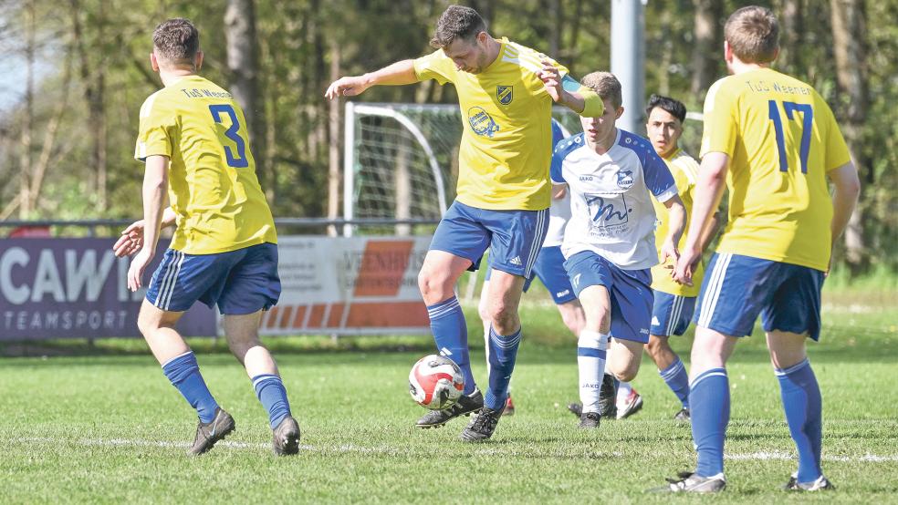 Kapitän Kevin Kok (am Ball) und der TuS Weener mussten sich gegen Detern knapp geschlagen geben.  © Foto: Bruins