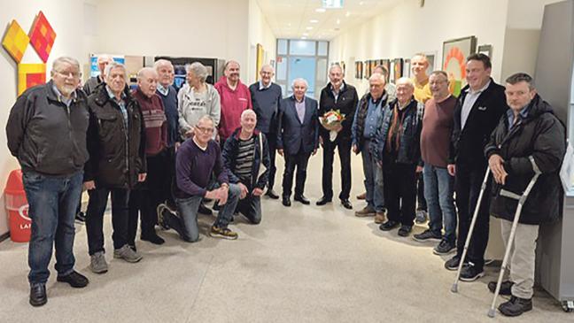 Künstler führt Männertreff durch Schau im Krankenhaus