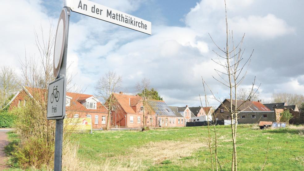 Auf dem brach liegenden Grundstück an der Ortsdurchfahrt in Bingum, auf dem einst der Gasthof »Frisia« stand, könnte sich im Frühsommer etwas tun.  © Foto: Wolters