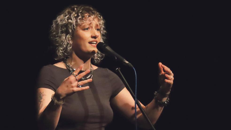 Sprachkünstlerin Antonia Josefa überzeugte das Publikum, das an diesem Abend gleichzeitig auch die Jury war, beim Poetry Slam in Leer mit ihrem Beitrag »Demokratie«  © Fotos: Ammermamnn