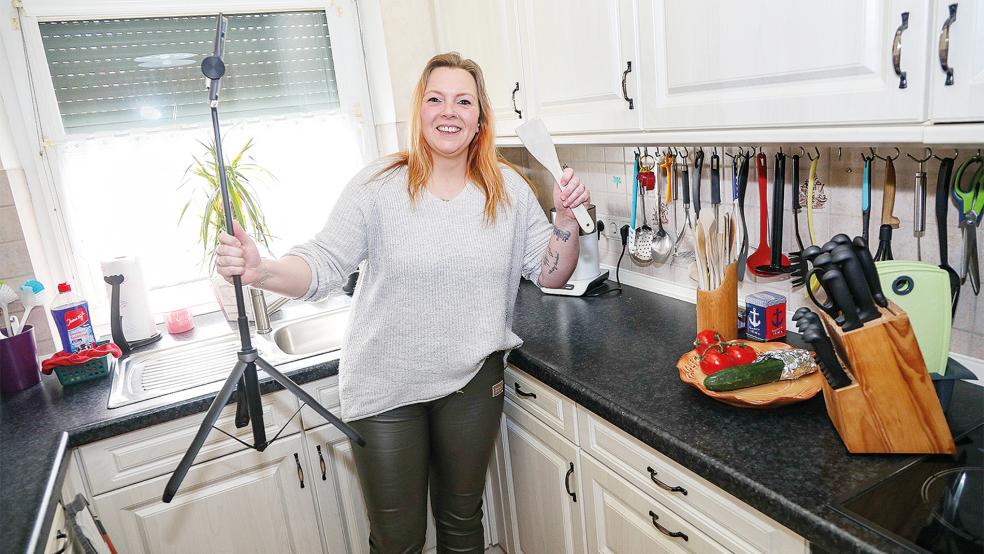 Tetje Janßen dreht einen Großteil ihrer Videos in der Küche. Dazu braucht sie nur ein Stativ - und gute Laune.  © Foto: Banik