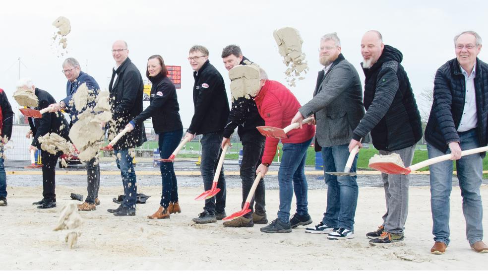 Startschuss mit Spatenstich: Im Gewerbegebiet an der A 31 bei Rhede baut die Alfons Wittrock-Gruppe einen Autohof.  © Foto: Hanken