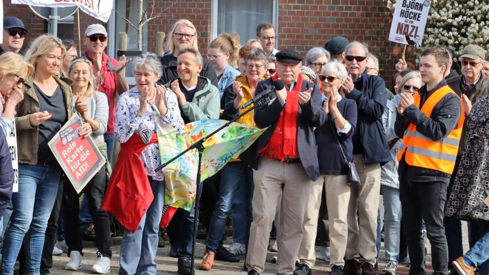 Rund 140 Menschen demonstrierten am Samstag gegen den Kreis-Parteitag der AfD in Leer. Der Landkreis hatte die Nutzung des City-Hauses für die Tagung abgelehnt - holte sich damit vor Gericht aber eine Abfuhr ein. © Ammermann