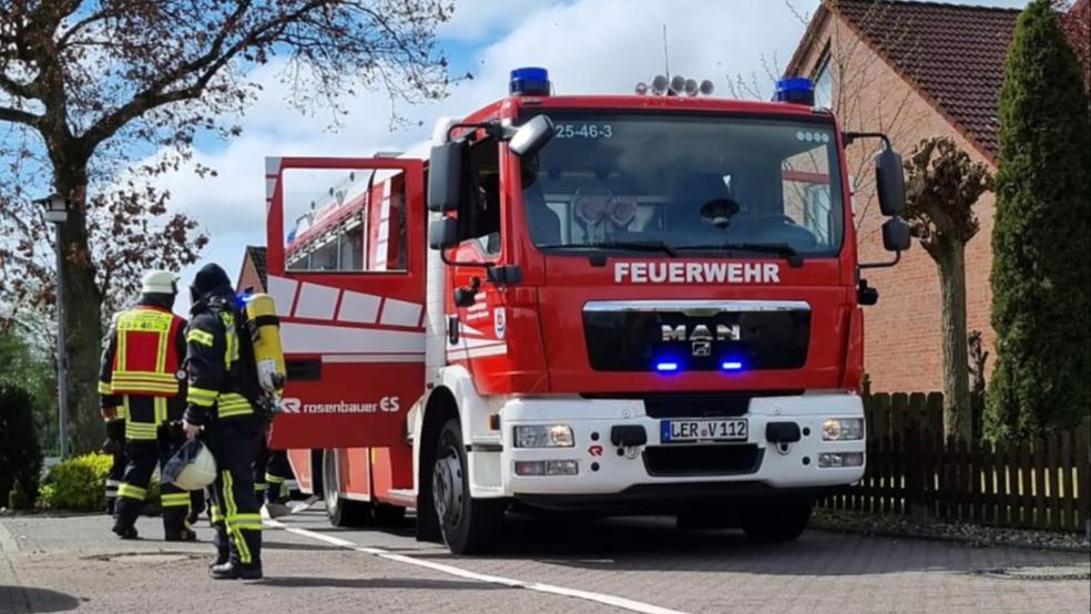 Bei Baggerarbeiten in der Focko-Ukena-Straße ist eine Gasleitung beschädigt worden. Die Feuerwehr Völlenerfehn war schnell vor Ort.  © Feuerwehr Völlenerfehn