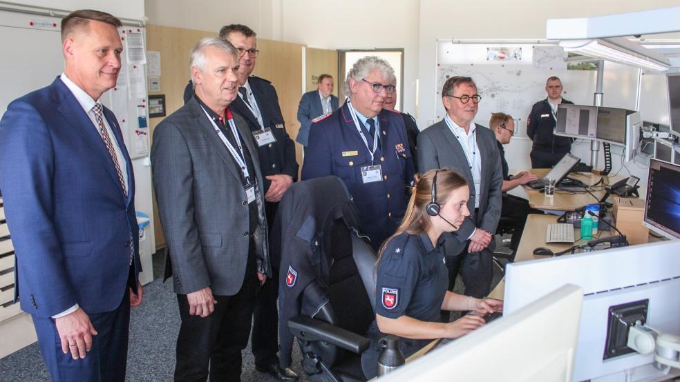 Sie besuchten die Leitstelle: Von links (im Vordergrund) den Wittmunder Landrat Holger Heymann, Landespolizeipräsident Axel Brockmann, Jens Winkelhake (Leitstellenleiter polizeilicher Teil), den Wittmunder Kreisbrandmeister Friedhelm Tannen sowie Polizeipräsident Michael Maßmann. © Müller-Gummels