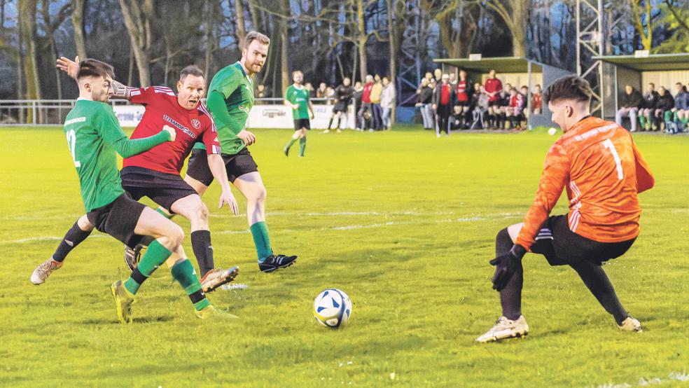 Torjäger Stephan Eling (links, rotes Trikot) konnte im Derby gegen Stapelmoor II ausnahmsweise kein Tor erzielen.  © Foto: Jungeblut