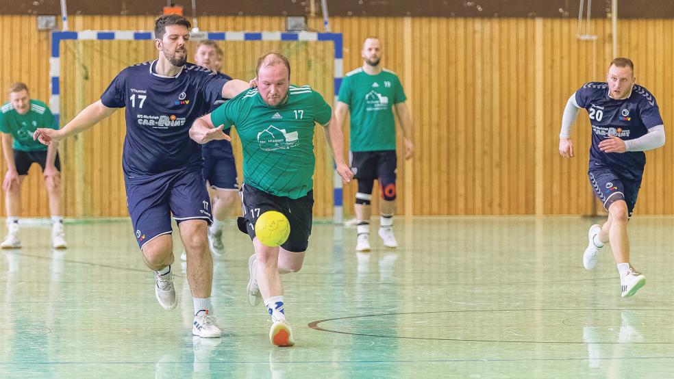 Keno Poppen (am Ball) traf sechsmal für den TuS.  © Foto: Jungeblut