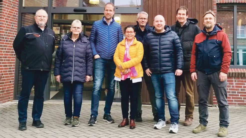 Beim Informationsbesuch (von links): Filialleiter Friedhelm Malchus, die CDU-Stadtverbandsvorsitzende Hildegard Hinderks, Mayrose-Geschäftsführer Torsten Niers, Unakun Boonchoo, Gerd-Luiko Robbe, Patrick Frey, Martin Jhering und Bernd Feenders.  © Foto: CDU-Stadtverband