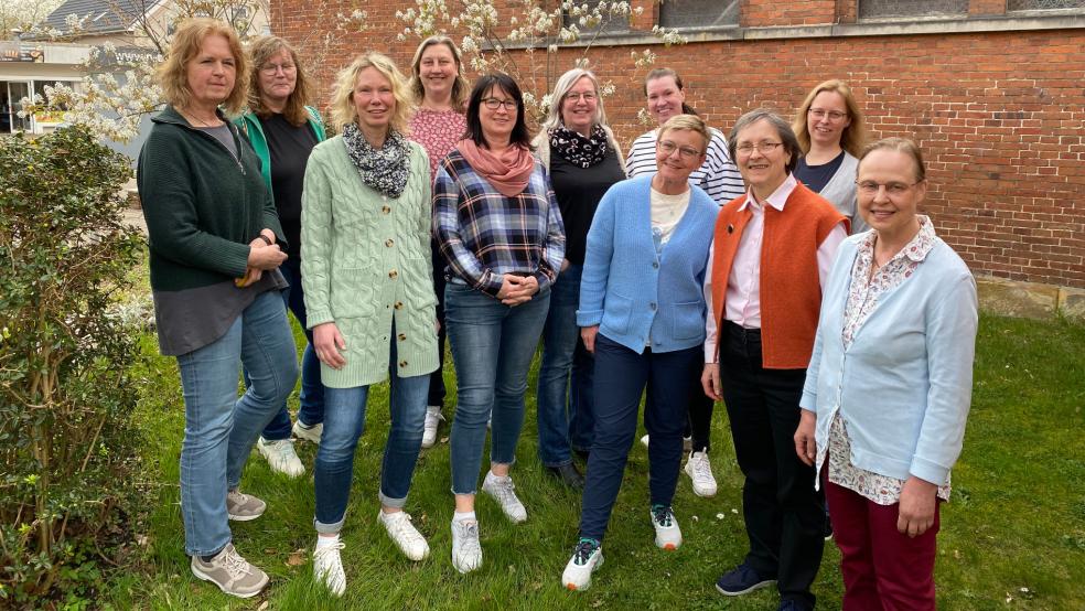 Bettina Bruns (links) aus Weener war Gastgeberin und Moderatorin für die diesjährige Tagung der Schreibtherapeuten im Dechant-Friese-Hause in Weener, sie führt die Arbeit fort von Theresia Sommer (Dritte von rechts), ebenfalls aus Weener.  © Foto: Kuper