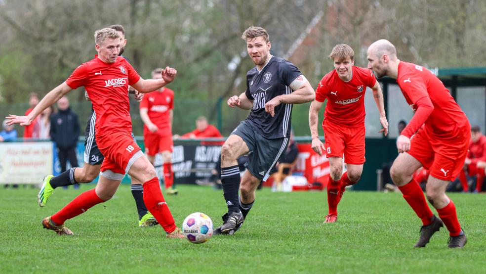 Der SV Holtland (rote Trikots) schließt sich für die kommende Saison mit dem SV Frisia Brinkum zusammen. © privat