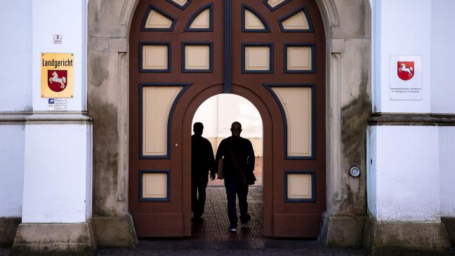 Ein Sachverständiger legt Feuer für die Brandermittlungen