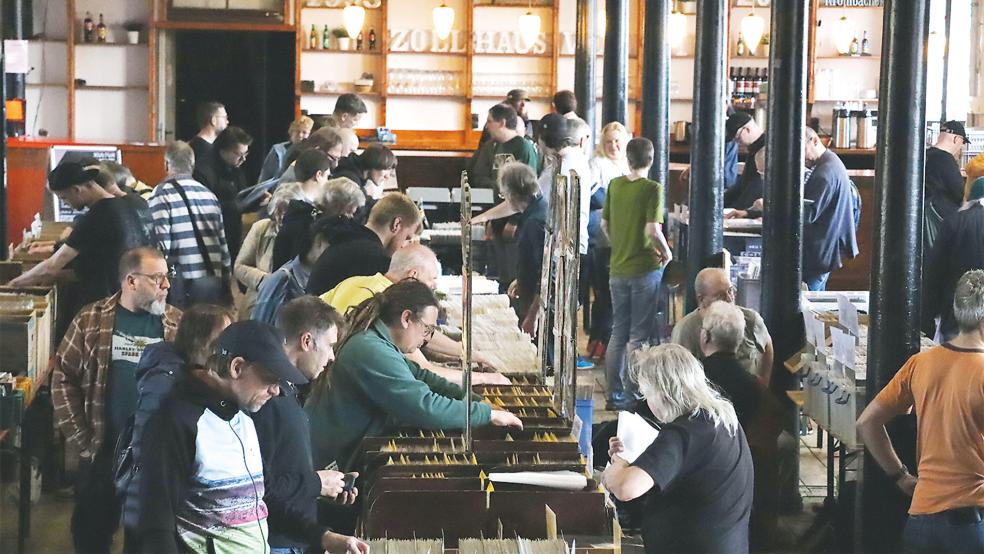 Die zwölfte Plattenbörse in Leer erlebte einen wahren Besucher-Ansturm.  © Foto: Ammermann
