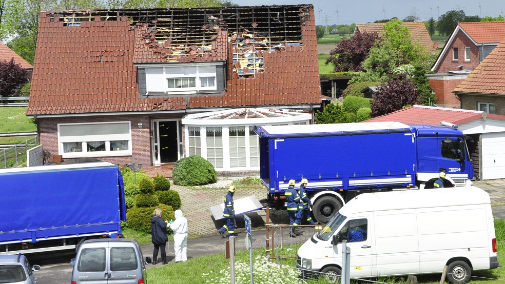 Feuerwehrleute waren bei einem Löscheinsatz nach einem Brandausbruch am 15. Mai 2023 in dem Haus auf eine Drogenfarm gestoßen. © Wolters (Archiv)