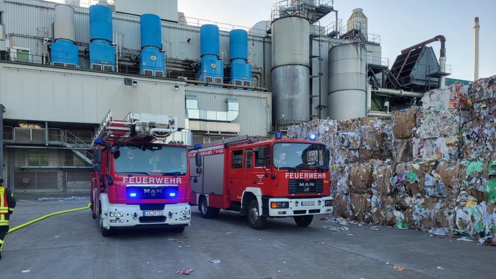 Auf dem Außengelände der Firma Klingele kam es gestern Abend zu einem Brand. © Feuerwehr Weener