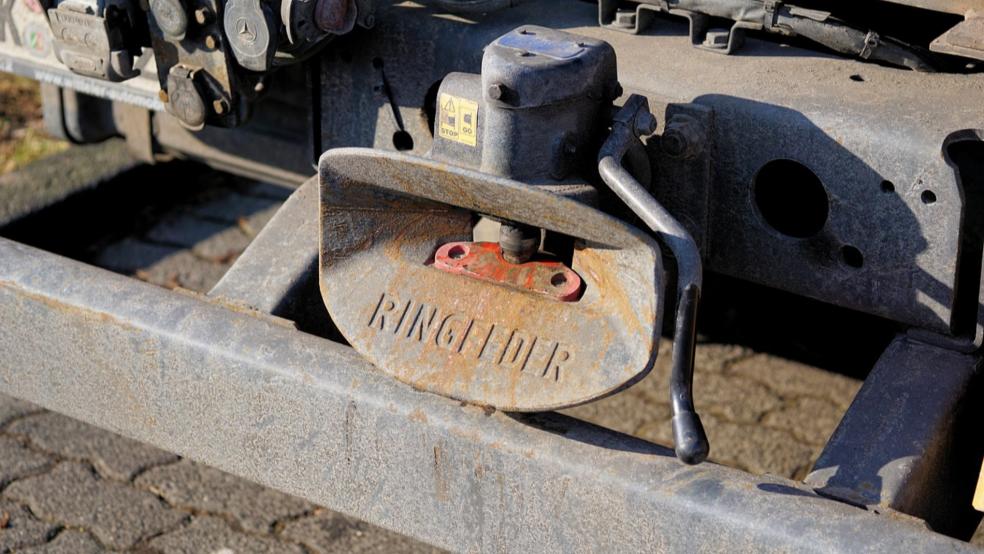 Unbekannte haben in Holthusen den Anhänger eines Lkw abgekoppelt und eine teure Rüttelplatte entwendet. © pixabay (Beispielbild)